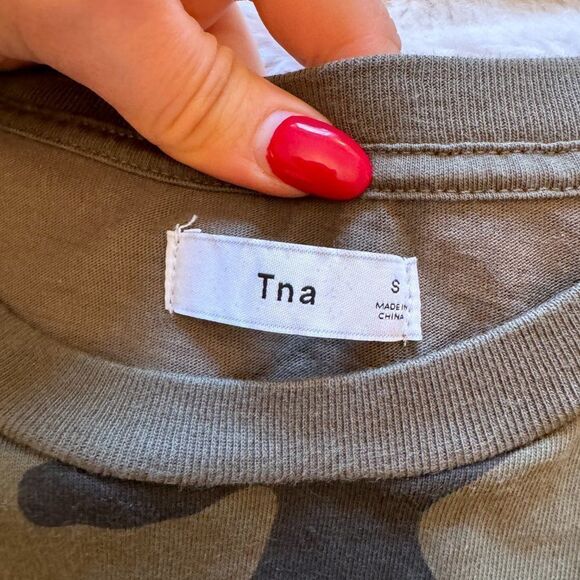 Aritzia TNA Green Camo Camouflage Short Sleeve T-Shirt - Picture 4 of 9